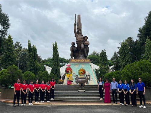 Dâng hương tại đài liệt sĩ Vùng Bưng Sáu Xã và thăm Mẹ Việt Nam Anh Hùng